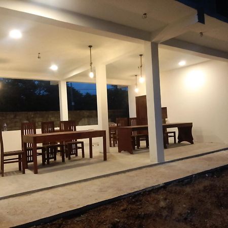 Kusuma'S Lazy Left Hotel Midigama Exterior photo
