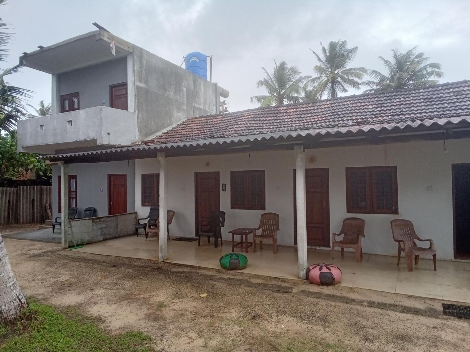Kusuma'S Lazy Left Hotel Midigama Exterior photo