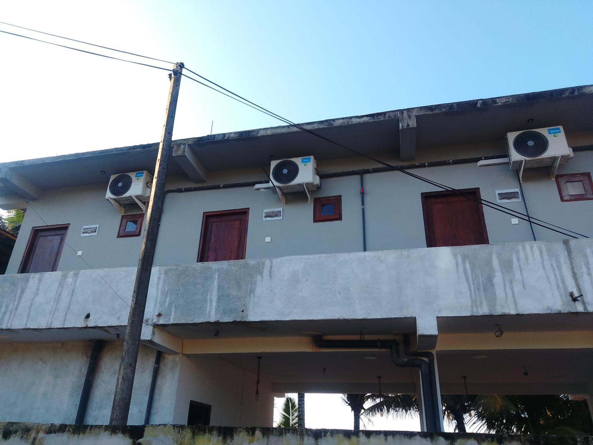 Kusuma'S Lazy Left Hotel Midigama Exterior photo